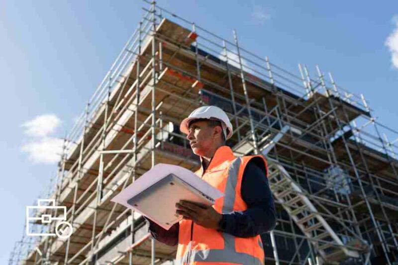 Toda construcción comienza con algo esencial: muros firmes y estructuras bien ejecutadas. Si esa base falla, el resto del proyecto pierde seguridad, tiempo y valor. ¿Quién puede asumir esa responsabilidad? No se busca solo fuerza física. Se necesita experiencia, precisión y compromiso para levantar paredes, columnas y estructuras que sostendrán el trabajo completo. Cada línea y cada nivel cuentan. ¿Será esta la oportunidad laboral adecuada? Lista de vacantes albañil encargado de levantar muros y estructuras El trabajo de albañil para levantar muros y estructuras puede variar según el tipo de obra, el tamaño del proyecto y la etapa de construcción. A continuación, se presentan distintas vacantes para comprender mejor este empleo. Antes de comenzar, es importante saber que no todos los puestos son iguales. Algunos requieren muros perimetrales, otros divisiones internas, y algunos implican estructuras completas desde la base. Albañil para levantado de muros perimetrales Este puesto se enfoca en construir paredes exteriores que delimitan y protegen viviendas, locales o terrenos. La persona debe trabajar con buena alineación, nivel correcto y mezcla adecuada. Un muro perimetral bien hecho brinda seguridad, durabilidad y mejor presentación general de la propiedad. Además, se valora ritmo constante y orden en el área de trabajo. Es ideal para perfiles responsables y experimentados. Antes de continuar, es importante entender que algunos puestos se enfocan en divisiones internas. Albañil para paredes y ambientes interiores En este rol, la persona construye divisiones dentro de casas, oficinas o comercios según planos o indicaciones. Se requiere precisión en medidas, escuadra correcta y buena terminación. Estas paredes definen funcionalidad y distribución del espacio. También se valora capacidad para trabajar coordinadamente con otros oficios. Es ideal para personas detallistas. Antes de avanzar, es importante considerar que algunos trabajos requieren columnas y soportes. Albañil para columnas y estructuras básicas Este puesto implica levantar soportes de concreto, bases reforzadas y elementos que sostienen techos o ampliaciones. La persona debe respetar medidas exactas y procesos técnicos para asegurar resistencia estructural. Es una vacante muy importante en cualquier obra. Es ideal para perfiles técnicos. Antes de seguir, hay que considerar que algunos roles requieren ampliaciones. Albañil para nuevas habitaciones y anexos Aquí el trabajo se centra en agregar cuartos, depósitos, galerías o áreas adicionales a construcciones existentes. Se requiere capacidad para unir lo nuevo con lo actual sin afectar estabilidad ni estética. Es ideal para perfiles con experiencia práctica. Antes de continuar, es importante saber que algunos trabajos requieren cimientos. Albañil para bases previas a levantado de estructura En este puesto, la persona prepara cimentaciones necesarias antes de construir muros superiores. Se requiere nivelación, buena mezcla y criterio técnico desde el inicio. Es una función esencial para resultados duraderos. Antes de avanzar, es importante entender que algunos roles requieren obras grandes. Albañil para almacenes, galpones o estructuras amplias Este puesto se enfoca en proyectos de mayor tamaño donde se necesitan muros largos y áreas extensas. Se requiere resistencia física, constancia y experiencia real en obras exigentes. Es ideal para perfiles con trayectoria. Antes de seguir, hay que considerar que algunos trabajos requieren jornada completa. Albañil turno completo para construcción Este rol implica trabajar toda la jornada en distintas tareas según avance del proyecto. La persona debe mantener energía, puntualidad y compromiso constante. Es ideal para quienes buscan estabilidad laboral. Antes de continuar, es importante considerar que algunos roles requieren reparación. Albañil para reforzar muros y estructuras dañadas Este puesto combina construcción nueva con corrección de grietas, sectores debilitados o reparaciones mayores. Se valora criterio técnico y capacidad para resolver problemas reales. Es una excelente oportunidad para perfiles completos. Antes de avanzar, es importante saber que algunos puestos requieren apoyo integral. Albañil con apoyo en materiales y organización de obra Aquí la persona combina labores técnicas con preparación de mezcla, orden de herramientas y coordinación básica. Se requiere versatilidad y buena actitud laboral. Es ideal para personas colaborativas. Antes de cerrar la lista, es importante incluir una vacante general. Albañil para tareas generales de muros y estructuras Este puesto abarca paredes, columnas, soportes y apoyo técnico según necesidad. Es ideal para quienes buscan trabajo estable, activo y con proyección. Se valora la experiencia, responsabilidad y actitud profesional constante. Requisitos Experiencia en albañilería y construcción Responsabilidad y puntualidad Buena condición física Manejo de mezcla y materiales básicos Capacidad para medir y nivelar correctamente Atención al detalle Trabajo en equipo Capacidad de seguir instrucciones técnicas Compromiso con la seguridad laboral Disponibilidad horaria según proyecto Orden y disciplina laboral Adaptación a distintas obras Buena actitud profesional Constancia diaria Beneficios Ingreso constante Trabajo práctico y especializado Posibilidad de continuidad laboral Desarrollo de habilidades técnicas Participación en proyectos reales Ambiente dinámico de trabajo Oportunidad de crecimiento laboral Mejora del perfil profesional Aprendizaje continuo en construcción Trabajo útil y visible Reconocimiento por buen desempeño Estabilidad según proyecto Ventajas Alta demanda de albañiles con experiencia No siempre requiere estudios avanzados Trabajo práctico y directo Resultados visibles cada día Desarrollo de disciplina y precisión Experiencia útil para múltiples proyectos Posibilidad de mejores ingresos con experiencia Trabajo esencial en toda construcción Oportunidad de crecimiento constante Valor profesional basado en resultados Función clave en seguridad estructural